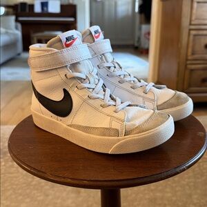 NIKE Boys Classic Blazers White Black High-Top Sneakers Retro Velcro Size 2